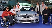 Sechs der 14 Goldmedaillengewinner aus Peking, die von Mercedes-Benz für ein Jahr ein Fahrzeug erhalten: Martina Willing, Siegmund Mainka, Wolfgang Sacher, Wojtek Czyz, Matthias Schröder und Marianne Buggenhagen (von links). Foto: Auto-Reporter/Daimler